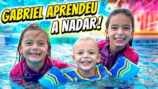 O bebê Gabriel aprendeu a nadar  😍 JÉSSICA GODAR E LAURINHA E HELENA E GABRIEL [upl. by Bailar]