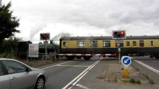 Birkenhead Steam Loco passing over Wallingford bypass level crossing 13082011 [upl. by Beatrisa41]