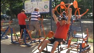 EDUCADORA FISICA ENSINA COMO UTILIZAR OS APARELHOS DE ACADEMIA DE GINÁSTICA AO AR LIVRE [upl. by Yarvis315]