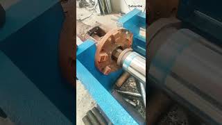 The process of disassembling a screw of plastic pelletizer by using a hydraulic device tools [upl. by Myrwyn]