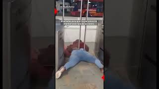 Mujer intentó colarse en Transmilenio y quedó atrapada  El Espectador [upl. by Llennej]