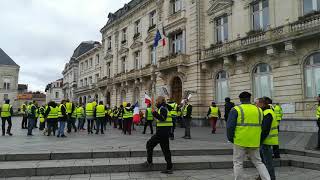 Mont de Marsan  les gilets jaunes ont fait un stop devant la mairie [upl. by Stevena]