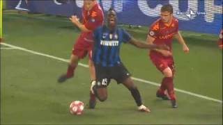 ROMAINTER 01 FALLACCIO DI TOTTI A BALOTELLI GLI TAGLIA LE GAMBE FALLO DA ROSSO [upl. by Missi]