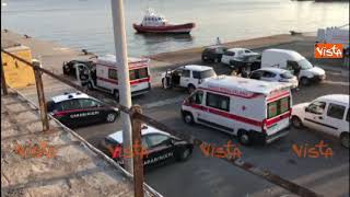 Diciotti le ambulanze lasciano il porto con a bordo i migranti ricoverati [upl. by Hulda]