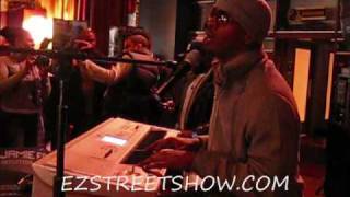 JAMIE FOXX SINGS FOR THE LADIES ON THE EZ STREETSHOW 939 WKYS [upl. by Idel602]