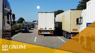 Abschleppdienst macht Ärger Luft Autofahrer bilden keine Rettungsgasse [upl. by Annairdna]