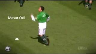 Mesut Özil jongliert mit Kaugummi [upl. by Rebma599]