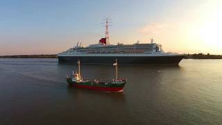 MS Greundiek begegnet der Queen Mary 2 auf der Elbe [upl. by Wilburt]