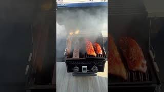 Napoleon grills rogue 365 smoking ribs [upl. by Jaymee259]