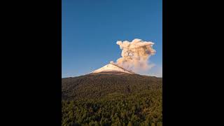 🌋 El Popocatépetl combate el frío de la nieve con un poco de calor en su interior 🎥 enriquebarquet [upl. by Maddeu]