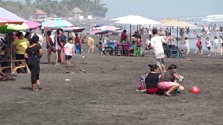 Salvadoreños aprovechan asuetos para visitar las playas [upl. by Acirtap]