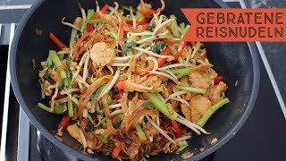 GEBRATENE REISNUDELN mit Hähnchen  Phở xào thịt gà  Tams Cooking [upl. by Lotson927]