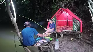 camping hujan deras tengah malam banjir waktu perjalanan di shelter pinggir sungai [upl. by Senzer]