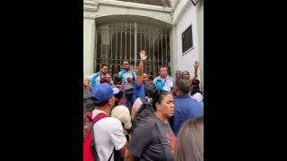 Medellín  Control de alimentos en la estación Candelaria genera bloqueo y caos en el sector [upl. by Yllus]