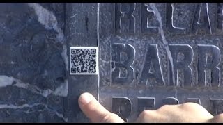 Lápidas con vídeo recuerdos con códigos QR [upl. by Neeoma]