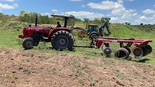 Retroescavadeira e uma trator MF 265 preparando um terreno para ser plantado capim [upl. by Sami856]