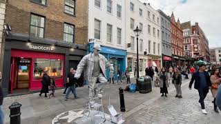 Silver man statue revealed how is getting off his shovel trick  Street Entertainment  London [upl. by Kazimir]