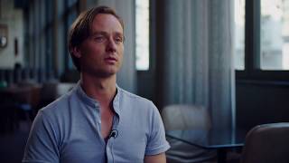 DIE GOLDFISCHE  Tom Schilling über die Art des Filmes  Ab 22319 im Kino [upl. by Alejandra983]