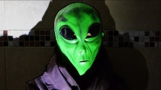 UN EXTRATERRESTRE EN MI BAÑO  LOS POLINESIOS BROMAS PLATICA POLINESIA [upl. by Anilet]