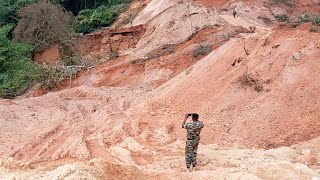 LA FALAISE DE DSCHANG EST À NOUVEAU EN DANGER  Piétons et motocyclistes prenez vos précautions [upl. by Ammadis]