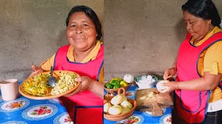 Almuerzo De Huevo Con Papas Para Chuparse Los Dedos Acompañado De Chiles Fritos [upl. by Skolnik]