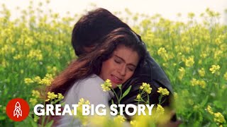 Shahrukh Khan Kajol quotPALATquot Scene DDLJ  whatsapp status [upl. by Mllly]