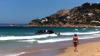 Des migrants débarquent sur une plage bondée en Espagne [upl. by Aikmat944]