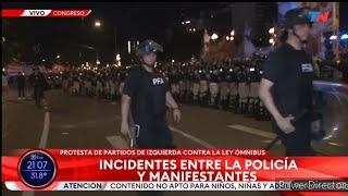 Policia Federal Gendarmeria y Prefectura contienen a subversivos en Plaza Congreso 31 ene 2024 [upl. by Gnak]