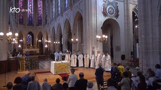 Vénération de la Sainte Couronne dépines à NotreDame de Paris [upl. by Ty]