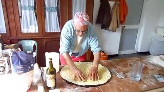 La Focaccia col formaggio tipo Recco e la focaccia genovese di Giulio [upl. by Enileqcaj492]