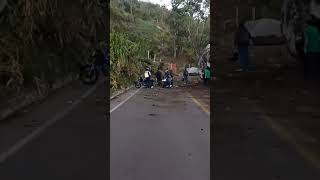 Tragedia en Antioquia mujer muere tras caída de roca sobre vía Donmatías [upl. by Kinom]