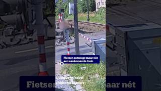 Fietser ontsnapt maar net aan aankomende trein nieuwsblad [upl. by Resiak]