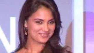 Lara Dutta steals the spotlight from Sushmita Sen [upl. by Spillar]