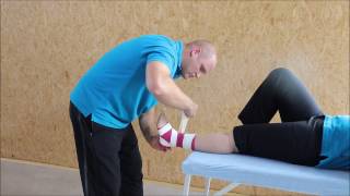 Tapen eines Sprunggelenks  Physiotherapeut Tobias Schnedler [upl. by Maire]