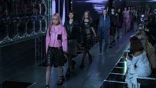 Défilés parisiens les héroïnes futuristes de Louis Vuitton [upl. by Anaihr]