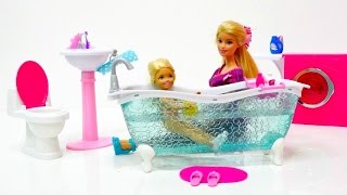 Barbie bekommt ein neues Badezimmer  Video für Kinder [upl. by Mide892]