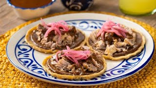 Sopes de carnitas con mole  kiwilimón recetas [upl. by Nylla432]