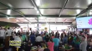 Banda El Recodo Sorprende A La Gente En Un Restaurante 2014 [upl. by Amalbergas]