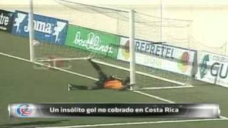 Un insólito gol no cobrado en Costa Rica [upl. by Quinby984]