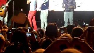 Manchester singing Happy Birthday to Louis Tomlinson  One Direction [upl. by Radnaskela]