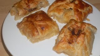 Recette des DOUILLONS  Feuilletés aux pommes et raisins caramélisés [upl. by Jonna646]