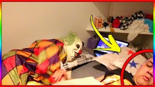 THEKAIRI78 FLIPPE EN VOYANT UN CLOWN TUEUR DORMIR A COTÉ DE LUI [upl. by Akemhs]