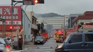 Fire at Taoyuan City Yanku St 桃園回收工廠大火！濃煙竄天頻傳爆炸聲 1人受傷送醫10242024 [upl. by Nightingale]