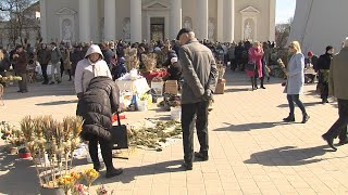 Verbų sekmadienio šventė – Vilniuje būrėsi minios nešinos verbomis [upl. by Sinnej117]