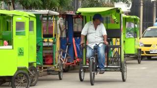 las bicitaxi de Cali una alternativa de transporte público [upl. by Melan520]