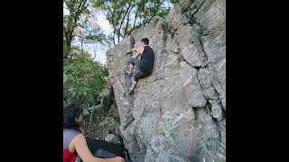 Climbing quotUrsa Minorquot V0 at Bears Den Scenic Overlook in Bluemont VA [upl. by Emoreg]