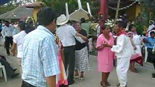 aqui el novio rompiendo el baile acompañado de la banda san jose de tamoyon 1 huautla hidalgo [upl. by Gievlos]