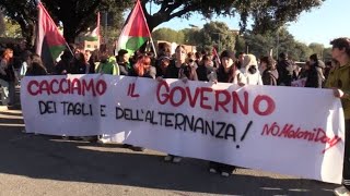 Corteo di studenti a Roma contro le politiche di Valditara e Meloni [upl. by Nehemiah580]