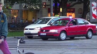 POLIZEI MÜNCHEN 2x VW T5 und eine Zivilstreife mit Blaulicht unterwegs [upl. by Anirtruc]