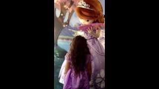 Meeting Sofia the first  Conhecendo Sofia the first  Disney  Hollywood Studios  Sophie [upl. by Edobalo]